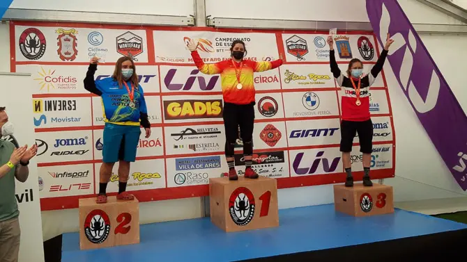 Sara Yusto en lo alto del podio en el Campeonato de España de MTB Enduro