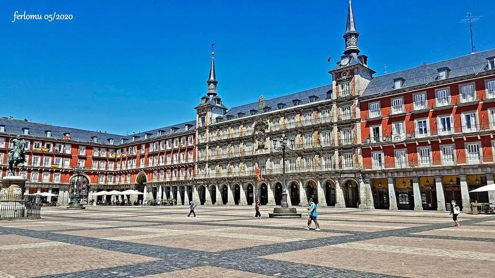 Paseantes por la Plaza Mayor de Madrid