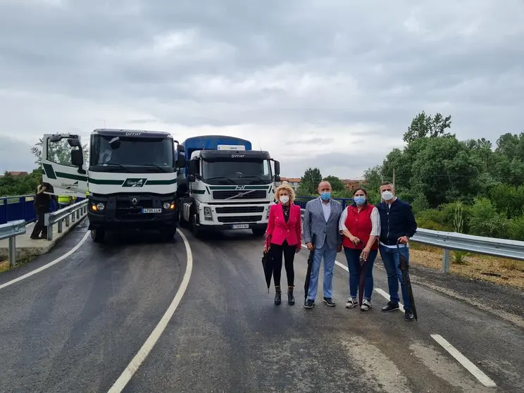 Prueba de carga sobre el nuevo puente en Uña de Quintana