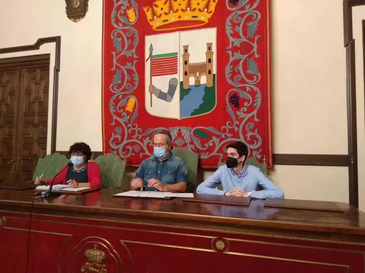 Francisco Guarido y Concha Rosales dan cuenta de los acuerdos de la Junta de Gobierno local