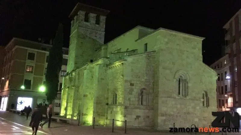 La iglesia iluminada de verde con motivo del Día Mundial de la lucha contra el cáncer
