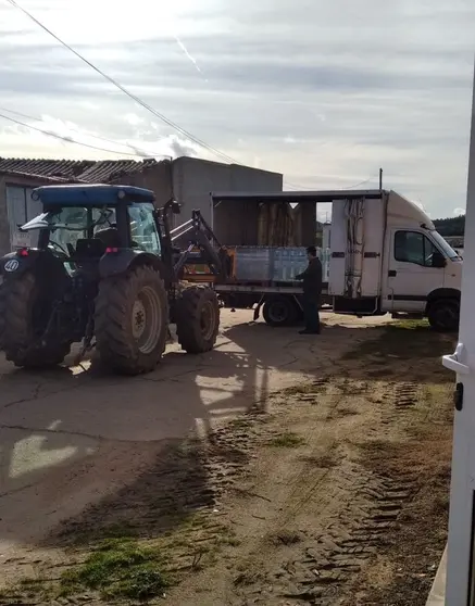 Suministro de agua embotellada al municipio de Valdefinjas el pasado mes de enero