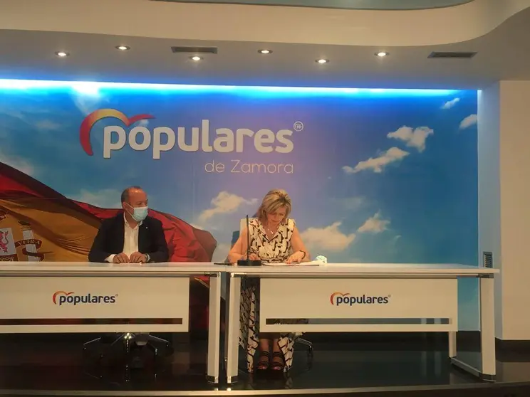El presidente provincial del Partido Popular de Zamora, José María Barrios Tejero, y la parlamentaria por la provincia en el Congreso de los Diputados, Elvira Velasco Morillo