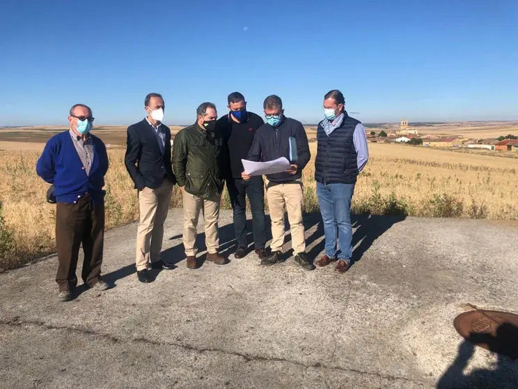 Javier Faúndez, José Luis Prieto Calderón y el alcalde Villardondiego, Sergio del Teso junto a técnicos del Área de Obras y de la empresa adjudicataria