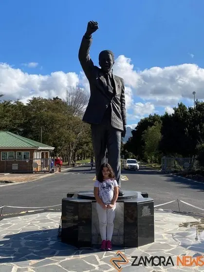 Annalisa, la hija de Miguel Ángel Calvo, frente al monumento de Mandela