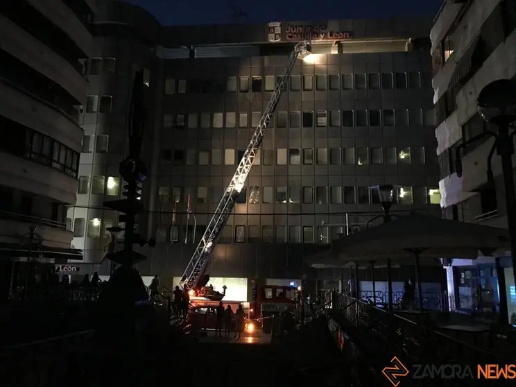 Bomberos en la calle Alas Clarín