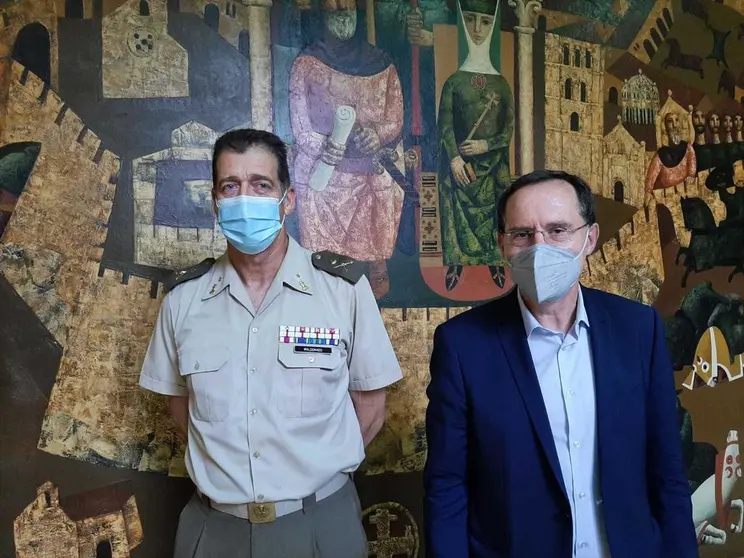 Ángel Blanco recibe al general de Brigada, Manuel Maldonado