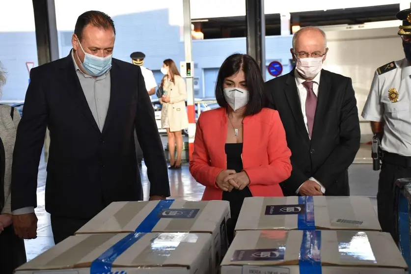 Carolina Darias asiste a la recepción de vacunas contra la COVID-19 en el aeropuerto de Gran Canaria