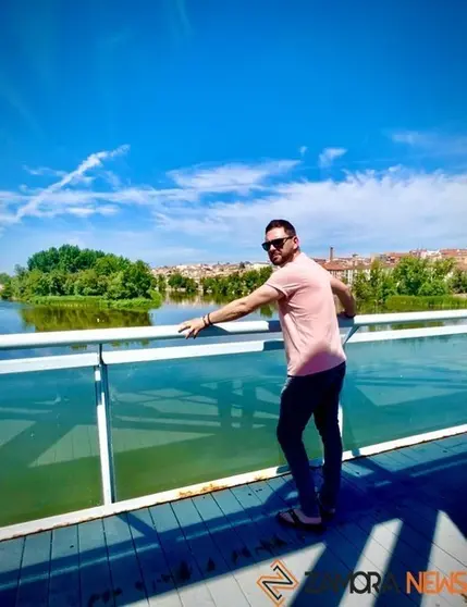 Javier Lirio, en el Puente de Hierro con la catedral al fondo