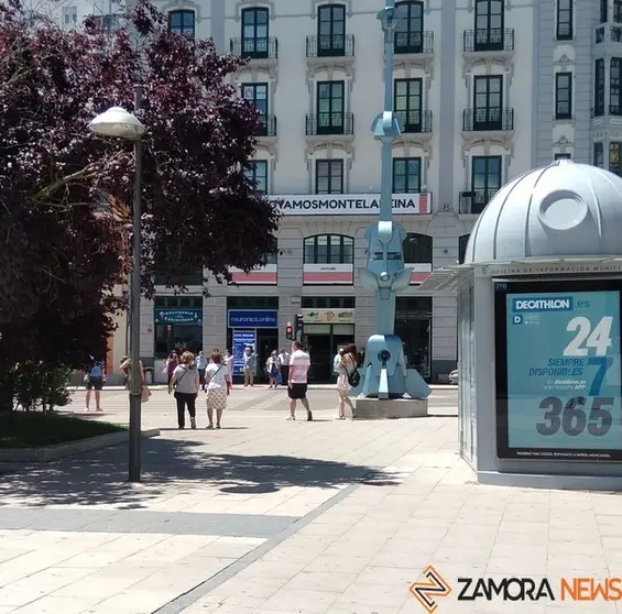Viandantes en la Plaza de la Marina
