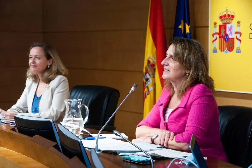 - La vicepresidenta primera y ministra de Asuntos Económicos
y Transformación Digital, Nadia Calviño, y la vicepresidenta tercera y ministra para
la Transición Ecológica y el Reto Demográfico, Teresa Ribera