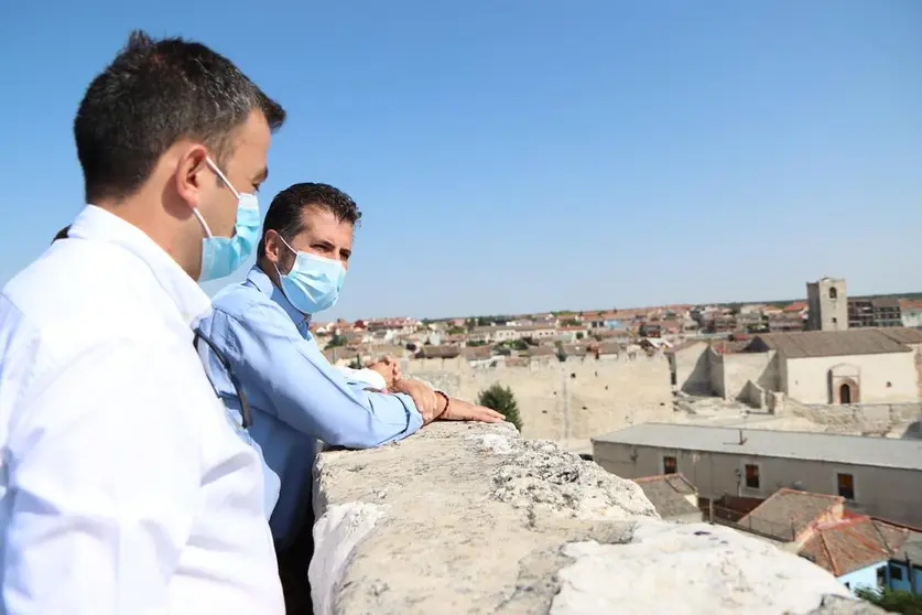 Tudanca durante su visita a la muralla de Cuéllar