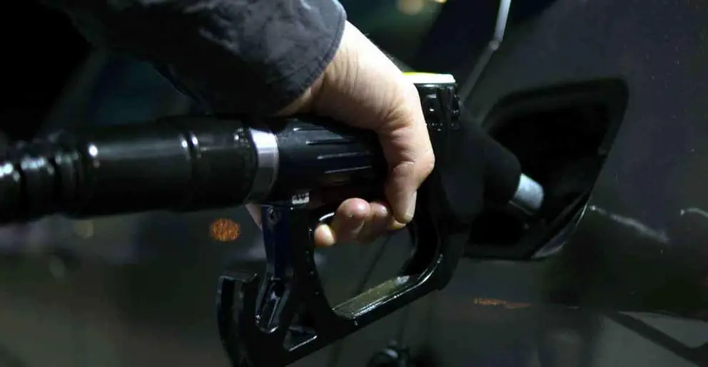 Repostaje en una gasolinera. Foto casacurrocoche.com