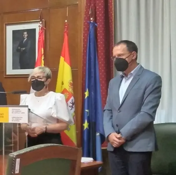 Marisa Manso, responsable de la Unidad de Violencia de la Mujer y el subdelegado Ángel Blanco. Archivo