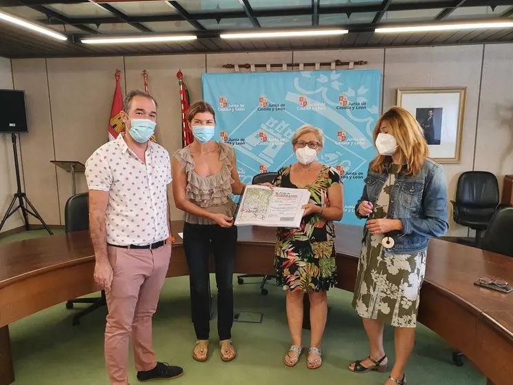 Reunión de Clara San Damián con la alcaldesa de Villamor de los Escuderos