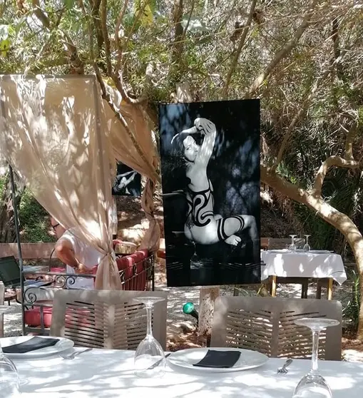 Fotografía de Sara en la exposición "Soy quien quiero ser" en Sta Caleta de Ibiza