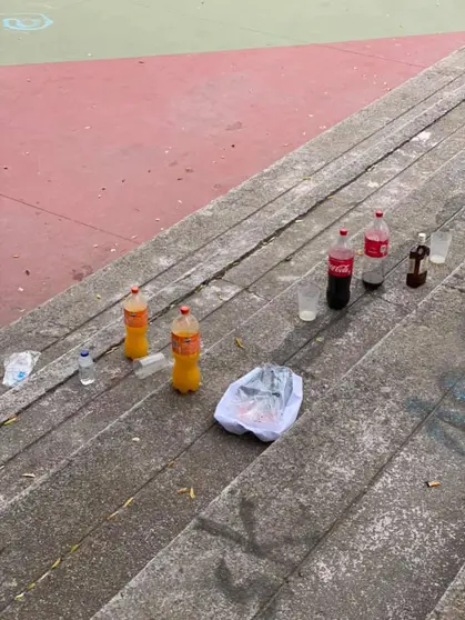 Imagen de los restos de un botellón en el parque León Felipe: Fotografía de un usuario de Facebook en Somos Zamora