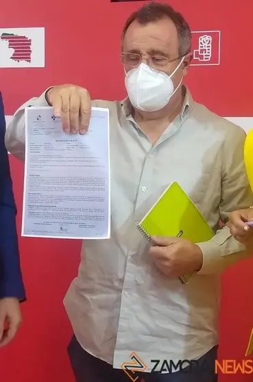 El procurador del PSOE muestra las cartas enviadas al paciente