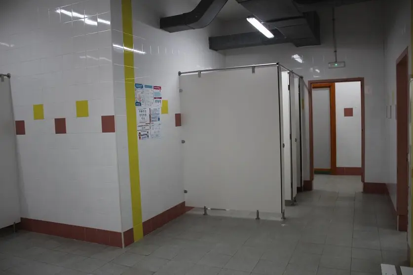 Vestuarios renovados en la piscina Los Almendros