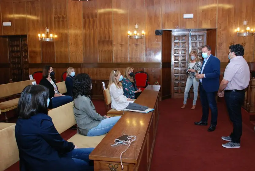 Recepción del presidente de la Diputación a las voluntarias