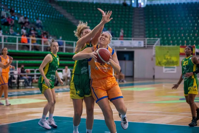 Martha Mizenko, jugadora del CD Zamarat en el primer partido liguero ante Al-Qázeres. | FOTO: CD Zamarat