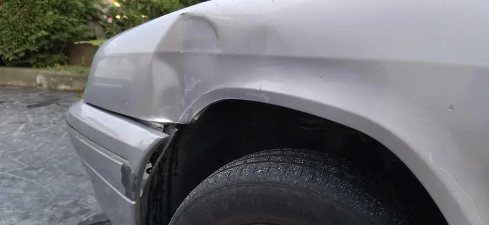 Abolladura que presentaba el coche afectado en Bermillo de Sayago