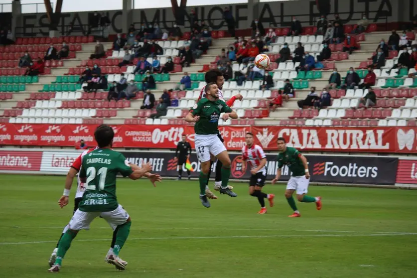 Lance del juego entre el Zamora CF y el Racing de Ferrol. | FOTO: Marcos Vicente