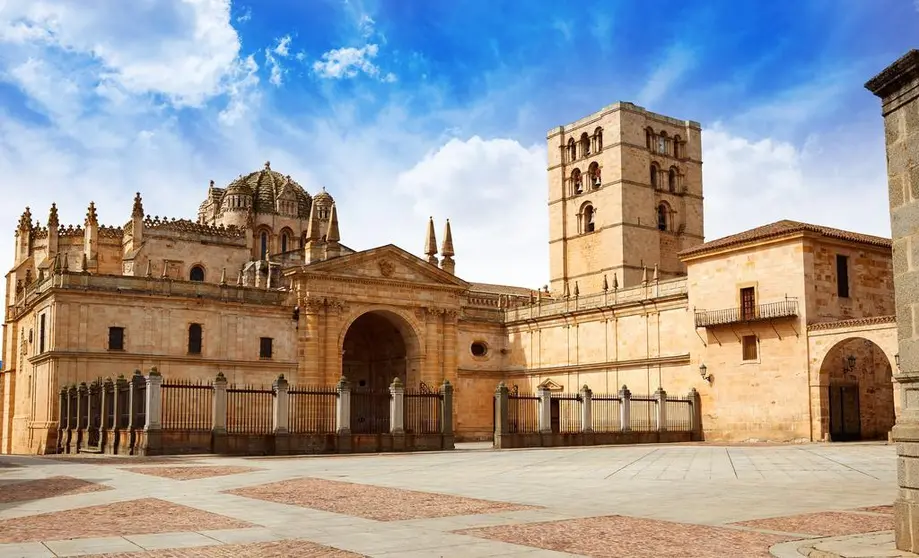 Catedral de Zamora, dentro del casco antiguo, conjunto histórico-artístico desde 1973