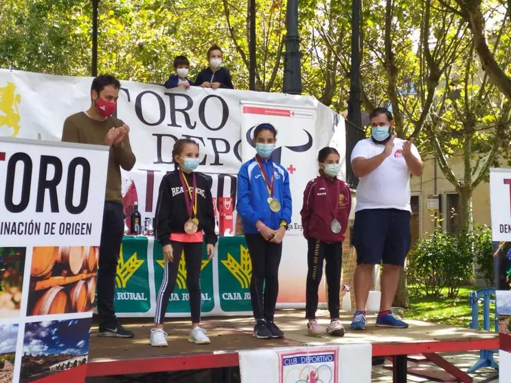 PODIUM LAURA
