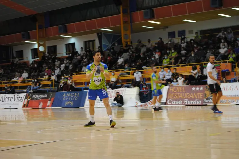 Jortos en un lanzamiento de siete metros ante el Amenabar Zarautz. | FOTO: Héctor Barrueco