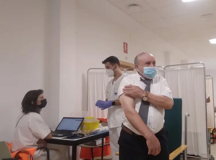 Francisco Tejedor, primer vacunado con la dosis de refuerzo en los Tres Árboles