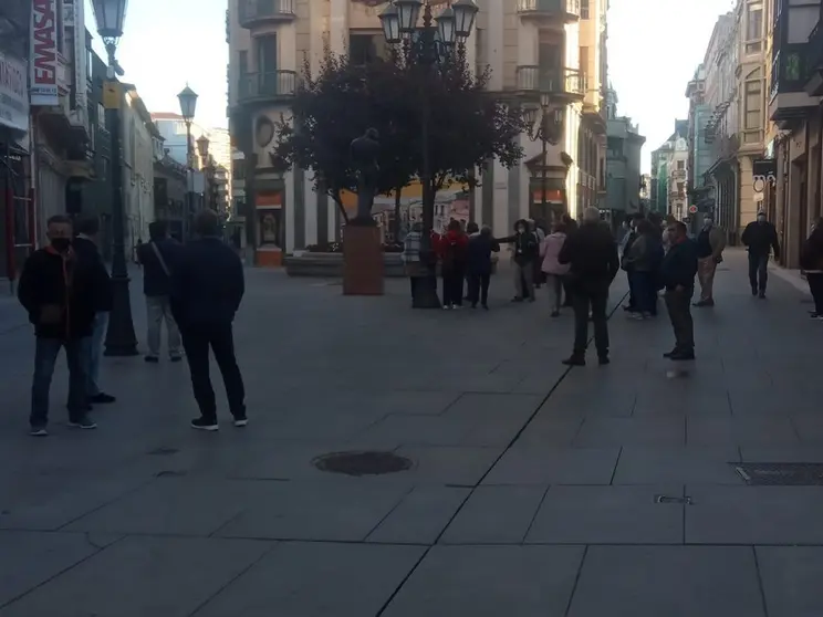 Gente por la calle Sagasta de Zamora