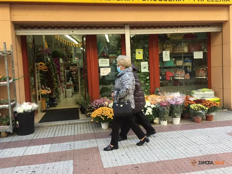 Paseantes por la calle Tres cruces