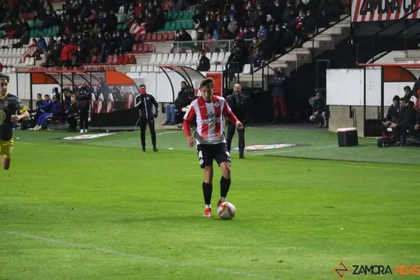 Jon Rojo, jugador del Zamora CF, controla un balón. FOTO: Marcos Vicente