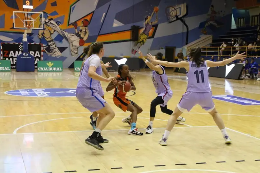 La jugadora del CD Zamarat, Morgan Green, disputa una pelota ante la defensa del Barça CBS. | FOTO: Marcos Vicente
