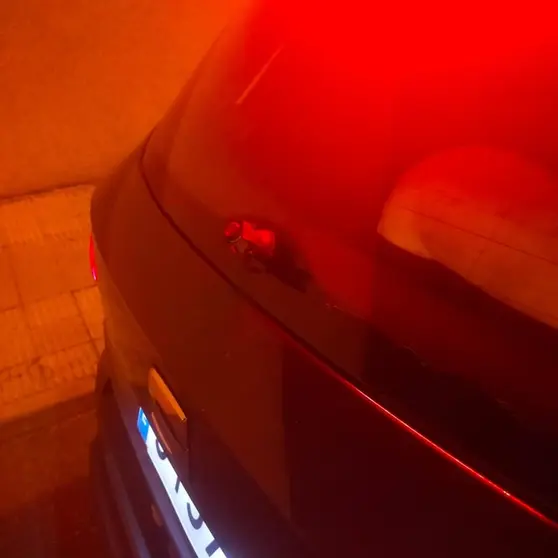 Estado de uno de los coches con los parabrisas arrancados