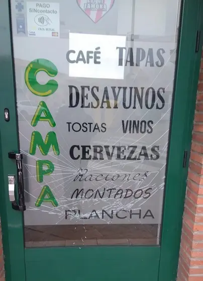 Cristal roto de la puerta del Bar Campa