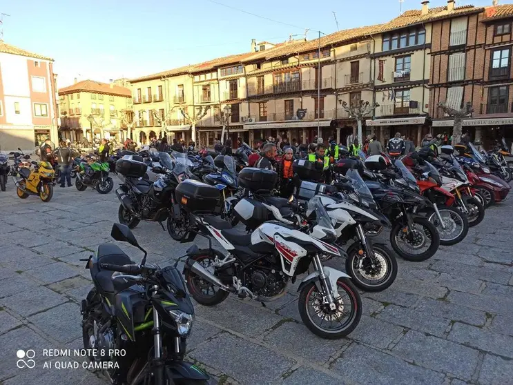 Motos en la Plaza Mayor de Toro como homenaje a las víctimas de accidentes de tráfico.