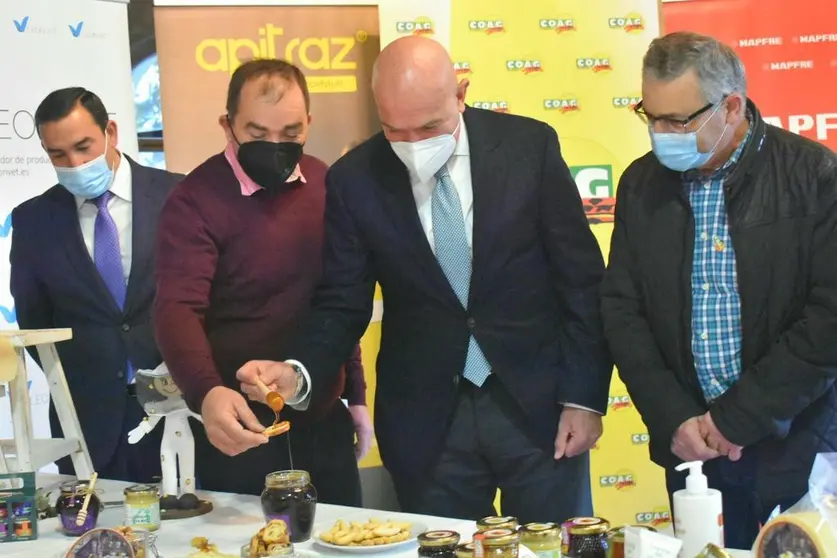 El consejero de Agricultura en las Jornadas de Apicultura de COAG