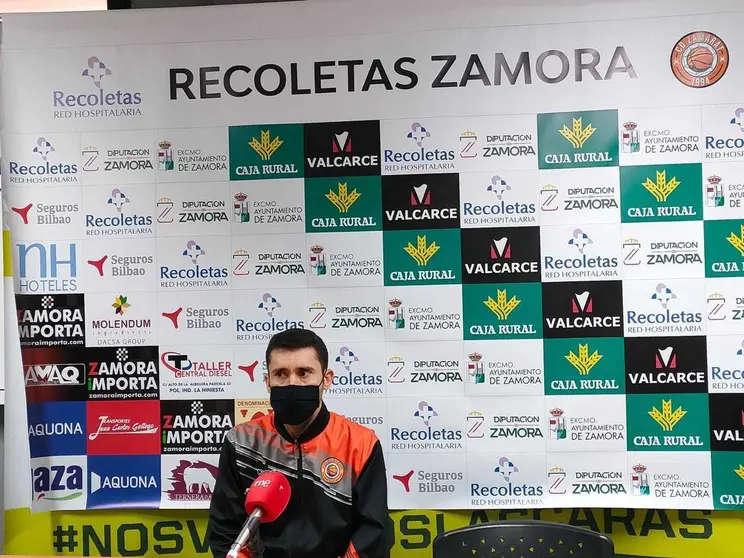 Jacinto Carbajal, entrenador del CD Zamarat atiende a los medios de comunicación. | FOTO: CD Zamarat