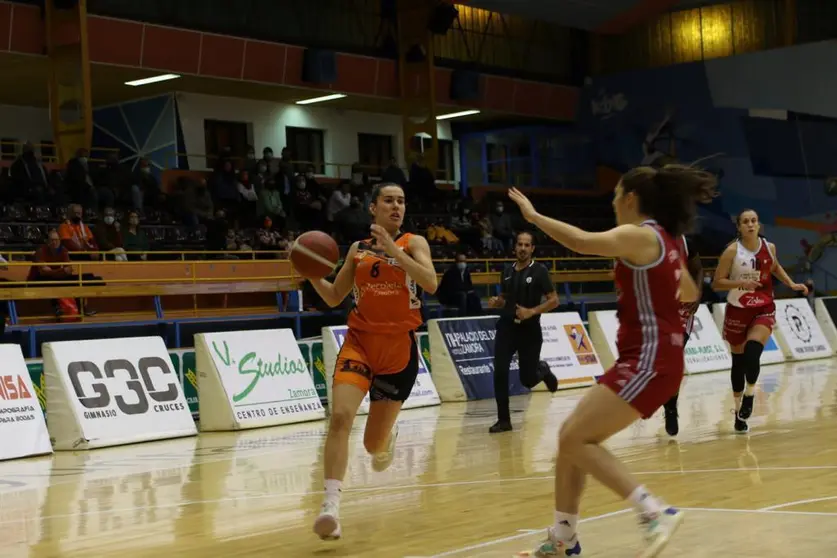 María Barneda maneja la bola ante la defensa del Celta Baloncesto. | FOTO: Marcos Vicente