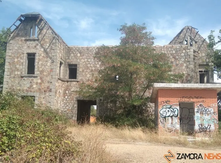 Estación de ferrocarril en ruinas en Losacio