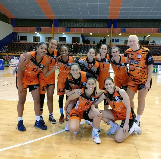 Las jugadoras del CD Zamarat celebran la victoria ante Vigo. | FOTO: CD Zamarat