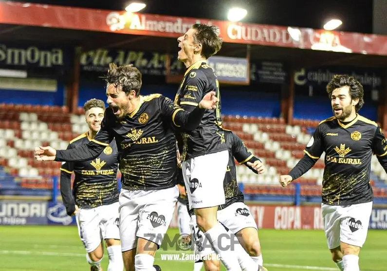 Celebración de un gol del Zamora CF ante el Extremadura UD, en Copa del Rey. | FOTO: Zamora CF