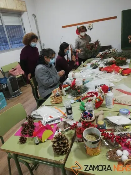Mujeres de la Asociación preparan los adornos navideños