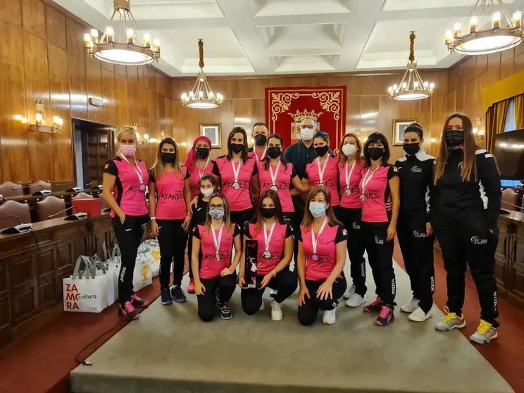 Foto de Familia del diputado de Deportes con el equipo de padel