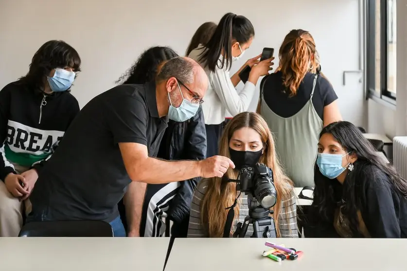Profesor en una clase de Formación Profesional. Foto de archivo