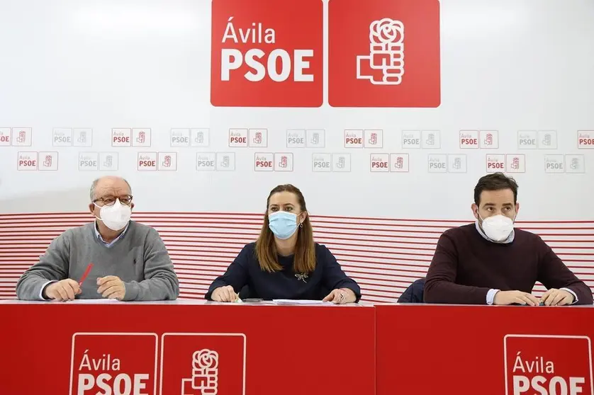 Virginia Barcones durante un encuentro con alcaldes y concejales socialistas de la provincia de Ávila