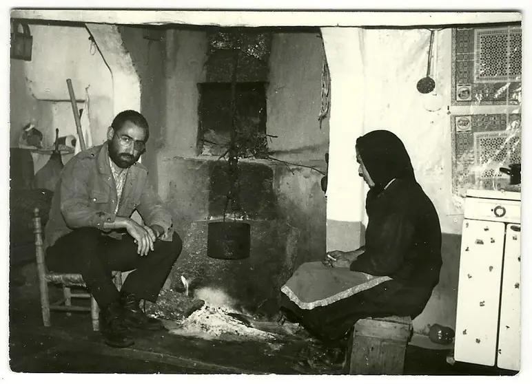 El poeta Justo Alejo junto a su madre en la cocina familiar en Formariz de Sayago. Fotografía: ARCHIVO FAMILIAR DE LA FAMILIA ALEJO