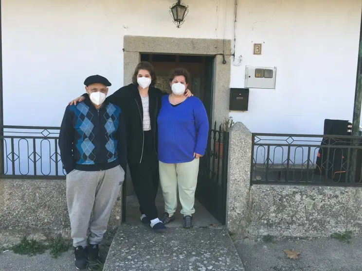 Paola, su hija Luzma y su marido Jorge en su casa en Argañín